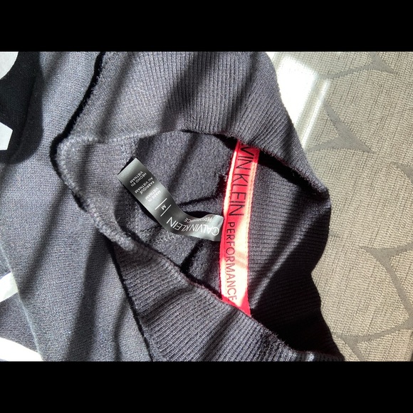 Calvin Klein Cropped Sweatshirt - Picture 3 of 4